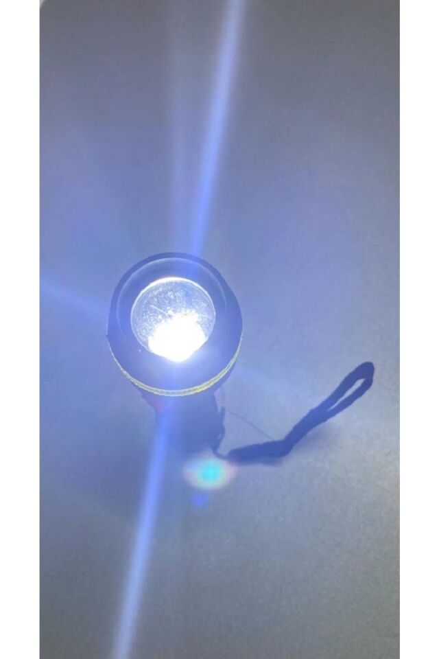 El Feneri Ve 2 Adet Acil Durum Düdüğü - Zoom'lu Deprem El Feneri & 2 Adet Deprem Düdüğü